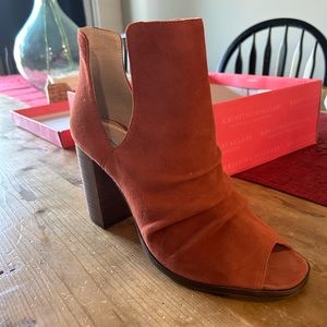Chinese Laundry Kristin Cavallari Ankle Bootie, Brandy Suede, size 10 NEVER WORN
